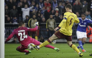 Hàng thủ của Arsenal cho thấy sự kém cỏi khi để Schalke ngược dòng cầm hòa- Ảnh Getty