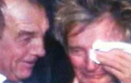 Video: Ca sỹ Rod Stewart rơi nước mắt vì chiến thắng lịch sử của Celtic trước Barca
