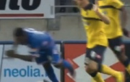 Video: Pha ăn vạ 'khó đỡ' của Brice Dja Djedje (Evian) v Sochaux