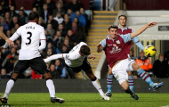 Chicharito giữ lại trái bóng giúp anh làm nên ngày rực rỡ của M.U