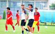 HLV Phan Thanh Hùng đang “1 nách 3 con”