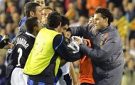 Video: Trận Valencia - Inter đã biến thành võ đài sau va chạm của Navarro với Burdisso
