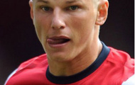 Arshavin 'chiêu đãi' cả nhà đồ giảm giá