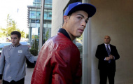 Cristiano Ronaldo mắt sưng húp xuống phố