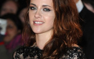 Kristen Stewart diện jumpsuit ren nóng mắt