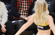 Becks 'tảng lờ' hoạt náo viên xinh đẹp