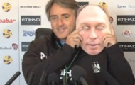 Video: Mancini đeo mặt nạ trợ lý tiếp phóng viên