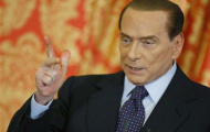 Berlusconi bảo vệ Allegri, yêu cầu El Shaarawy cắt tóc
