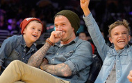 Bố con Becks ngây người ngắm người đẹp