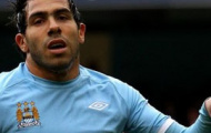 Carlos Tevez “cướp” đồ của nữ phóng viên
