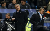 Mourinho điên tiết vì trọng tài nhưng kiềm chế vì vẫn còn án phạt