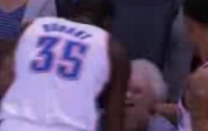 Video NBA: CĐV cao tuổi bất ngờ nhận quà từ Durant