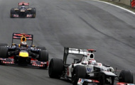 Video: Vettel vượt Jean-Eric Vergne khi đèn vàng đã bật
