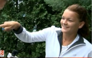 Video: Radwanska cứu phóng viên khỏi bị ong đốt
