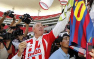 CLB Chivas (Mexico) 'đá' huyền thoại sân Camp Nou ra đường