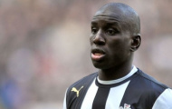 Arsene Wenger bất ngờ nhắm Demba Ba cho chợ Đông