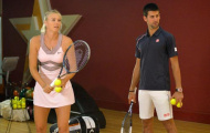 Tennis 8: Djokovic rủ Sharapova karaoke