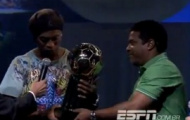 Video: Ronaldinho nhận quả bóng vàng Brazil