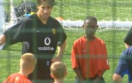 Video: 'Thầy' Ruud Van Nistlerooy luyện kĩ năng qua người cho 'trò' Danny Welbeck