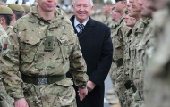 Tạm quên derby, Sir Alex đi trao huân chương