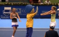 Video Gillette Federer Tour: Maria Sharapova vs Caroline Wozniacki nhảy với Mascot trước trận đấu