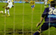 Video: Cú sút penalty 'tệ không tưởng' của Ilombe Mboyo (Gent) v Waasland-Beveren