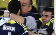 Video: Sao Fenerbahce được fan nam thưởng một nụ hôn