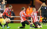 Hạ Reading, Sunderland thoát khỏi nhóm cầm đèn đỏ