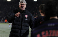 Arsenal thua đau đội hạng 4: Nghỉ được rồi, Arsene Wenger!