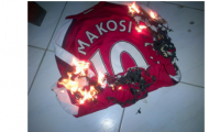 Sao truyền hình Anh đốt áo Arsenal để phản đối Wenger