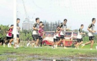 Thái Lan 'ép' Malaysia tập trên sân sình lầy