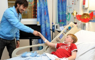 David Silva vui vẻ chụp hình với fan nhí của M.U