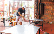 Cầu thủ Việt bỏ bóng đá, mở quán... bánh cuốn