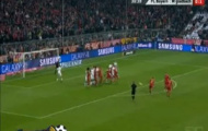 Video: Khung gỗ (x2) và thủ môn ngăn 3 'bàn thắng' của Bayern trong 1 pha bóng