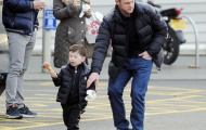 Kai Rooney vô tư mút kem giữa mùa đông