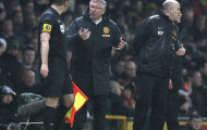 Trọng tài Mike Dean giúp Alex Ferguson thoát án phạt từ FA