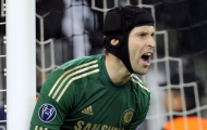 Petr Cech dính chấn thương trong trận đấu thứ 400 cho Chelsea
