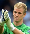 Joe Hart… gội đầu giữa sân bóng