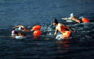 36 vận động viên thi bơi trong giá rét