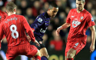 Arsenal giữ chân Walcott, thẳng tay tiễn Squillaci và Djourou