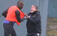 Balotelli ngày càng trở nên bất trị: Cú đấm vào mặt Mancini