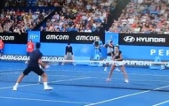 Video Hopman Cup 2013: Kokkinakis đánh bóng trúng đầu đồng đội