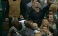 Video NBA: Nỗ lực cứu bóng, Garnett lao thẳng vào hàng ghế khán giả