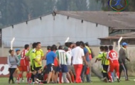 Video: Trọng tài bị đánh hội đồng gãy răng cửa