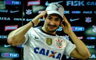 Pato ra sức lấy lòng các CĐV Corinthians