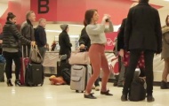 Video: Thiếu nữ nhảy cuồng nhiệt ở sân bay