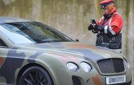 Balotelli “ăn thẻ” của nữ cảnh sát giao thông