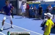 Video Australia Open: Novak Djokovic khởi động và thi đấu với fan nhí
