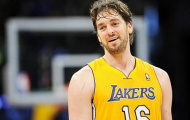 Chán nản vì bị đẩy lên ghế dự bị, Pau Gasol úp mở ý định rời Lakers