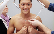 Mesut Oezil bán nude đo đạc cơ thể